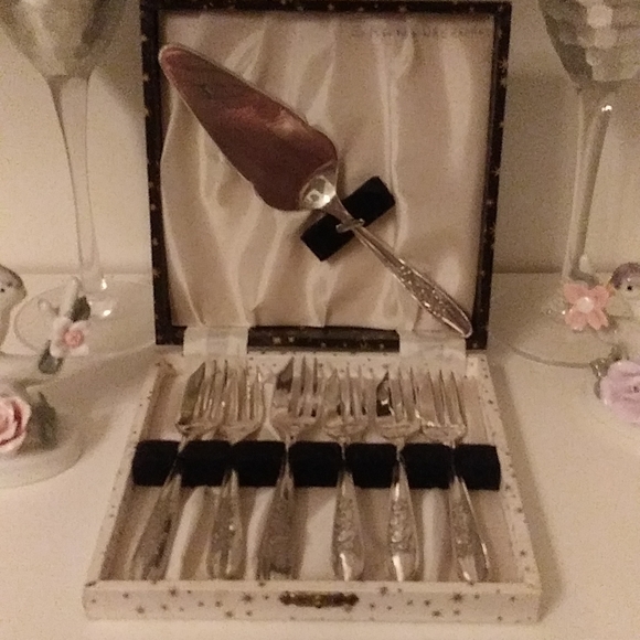 Other - Vintage set of cake server and 6 forks